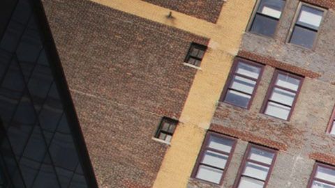 Los trabajadores de la construcción se exponen a accidentes graves y al contagio de coronavirus.