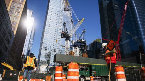 Los trabajadores de la construcción se exponen a accidentes graves y al contagio de coronavirus.