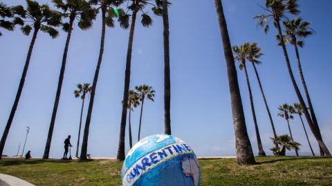 Venice Beach en Los Ángeles luce vacío por estos días.