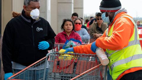 Costco coronavirus policías médicos salud Walmart bomberos primeros auxilios COVID-19