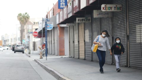 Los jóvenes también son vulnerables a COVID-19.