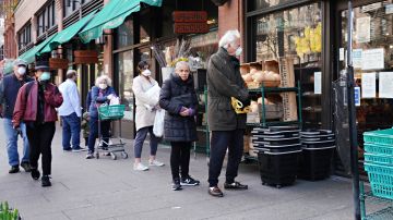 Personas en fila para comprar alimentos en Nueva York.