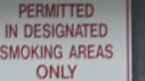 Un hombre frente a un cordón policial del aeropuerto de Fort Lauderdale.