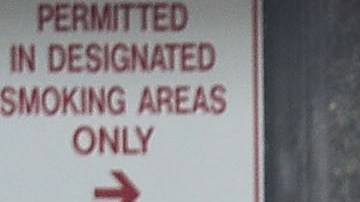 Un hombre frente a un cordón policial del aeropuerto de Fort Lauderdale.