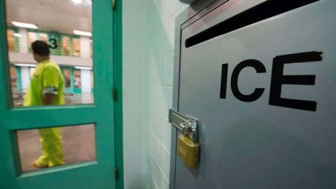 ICE reporta 13 contagios de coronavirus en prisiones.