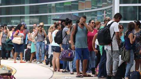 Fila para salir de Puerto Rico en avión tras el paso del huracán María.