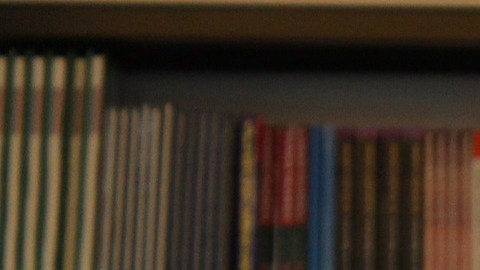 Armen competencia de correr con un libro en la cabeza. Si se les cae, vuelvan al punto de salida.