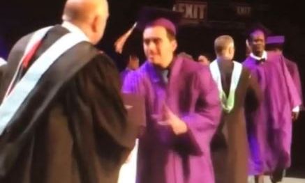 Las graduaciones comienzan a ser canceladas.