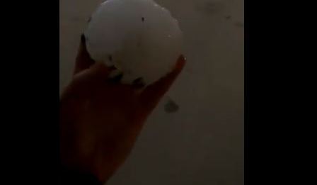 El enorme granizo en la mano de una residente de Del Rio.
