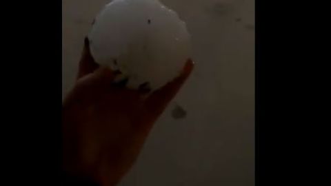 El enorme granizo en la mano de una residente de Del Rio.