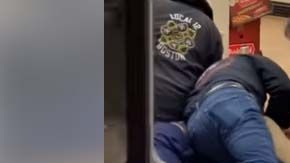 Someten a cliente de supermercado de Massachusetts por escupir alimentos.