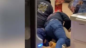 Someten a cliente de supermercado de Massachusetts por escupir alimentos.