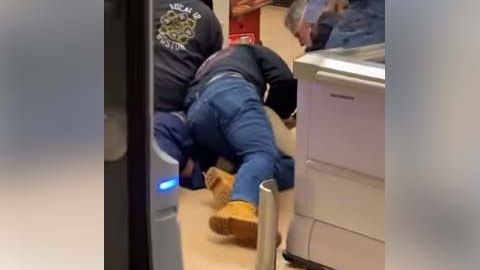 Someten a cliente de supermercado de Massachusetts por escupir alimentos.
