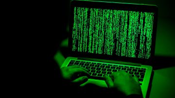 Los cibercriminales pueden robar información bancaria y datos personales.