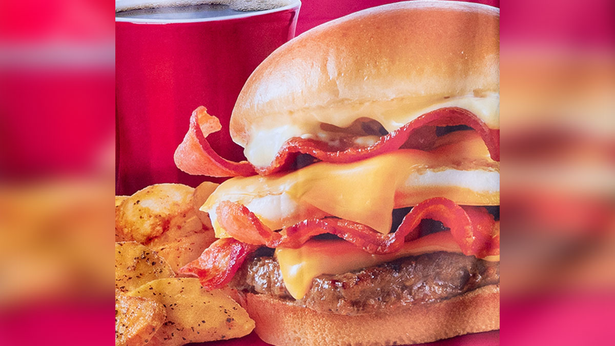 Wendy's te da GRATIS una hamburguesa de desayuno con seis tiras de tocino -  La Opinión
