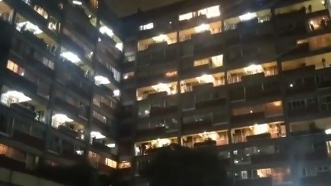 Los vecinos dedican canción a personal de salud.