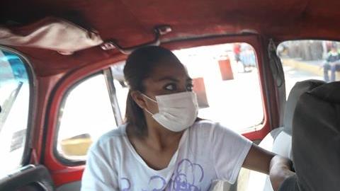 Personas con síntomas de COVID-19 deambulan en hospitales para ser atendidos,