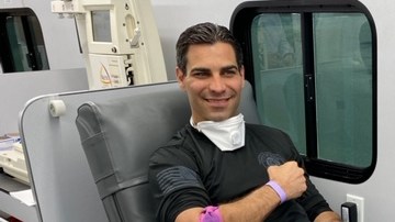 El alcalde de la ciudad de Miami, Francis Suárez, durante su donación.