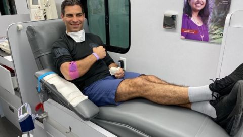 El alcalde de la ciudad de Miami, Francis Suárez, durante su donación.