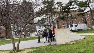 Jóvenes retando las órdenes de distanciamiento social en un parque de Nueva York.