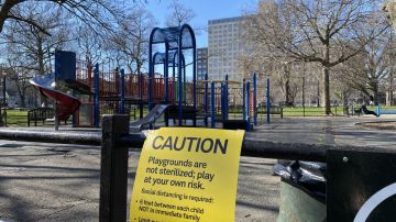 La advertencia sobre distanciamiento social en un parque de Queens.