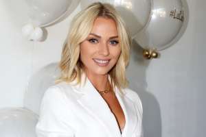 Ya en México, Irina Baeva luce su cuerpo corriendo por la playa en traje de baño