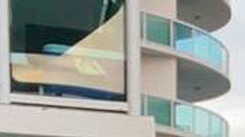 Ben Katz y Jamie Webner en el balcón de su apartamento de Miami.