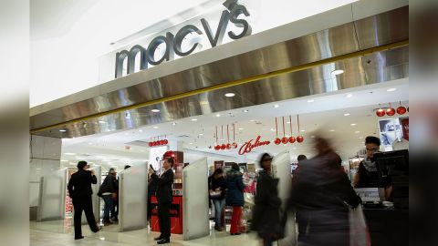 La empresa planea reabrir todas sus 775 tiendas del país en un lapso de seis semanas.