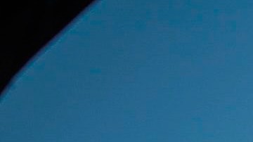 Una estatua de Diego Armando Maradona luce un tapabocas en Buenos Aires.