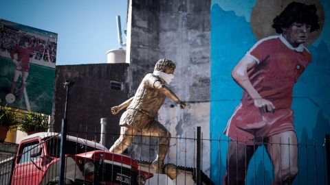 Una estatua de Diego Armando Maradona luce un tapabocas en Buenos Aires.