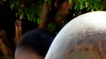 Un militar revisa a una mujer en las calles de Tegucigalpa.