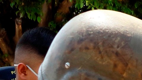 Un militar revisa a una mujer en las calles de Tegucigalpa.