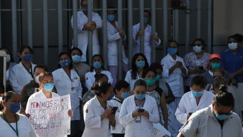 Personal médico protesta por falta de equipo de protección.