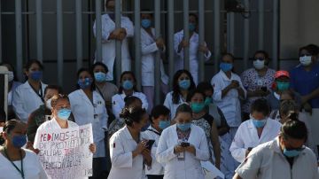 Médicos mexicanos protestas por falta de insumos y equipos de protección.