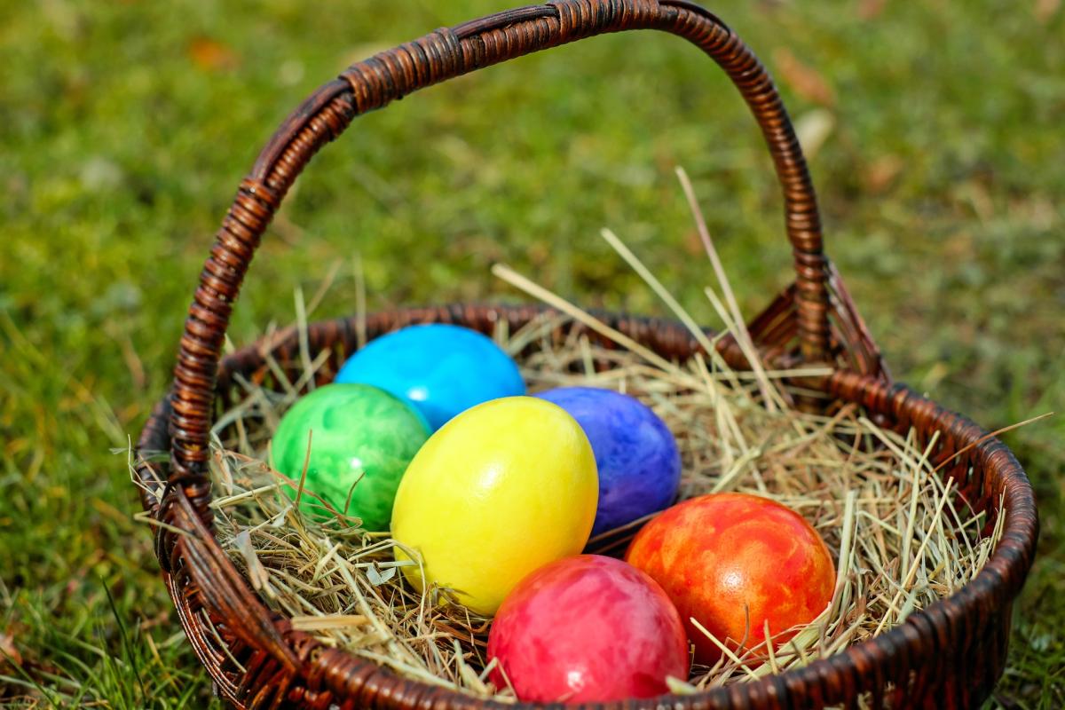 Una de las tradiciones más populares es la búsqueda de huevos de Pascua