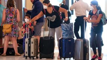 Al momento, personal de la Guardia Nacional está verificando a todos los pasajeros que llegan al Aeropuerto Internacional Luis Muñoz Marín.