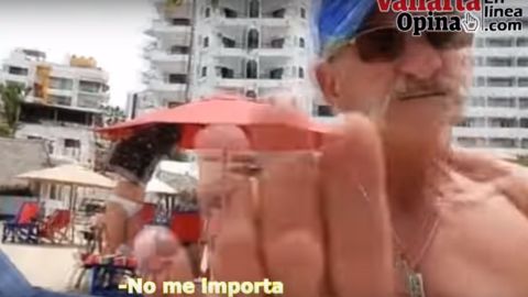 El turista empujó la cámara de la periodista.