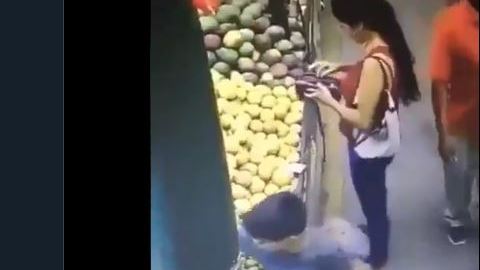 La mujer sabía que el dinero era del niño.