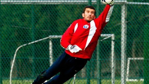 Rüstü Recber, ex arquero de la selección turca.