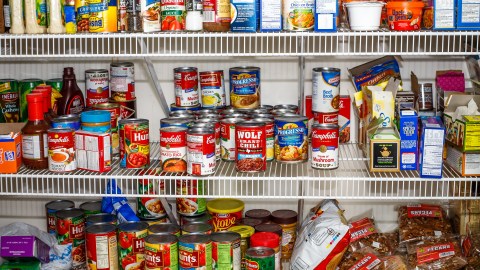 Los alimentos enlatados suelen tener fechas de caducidad bastante extensas,
