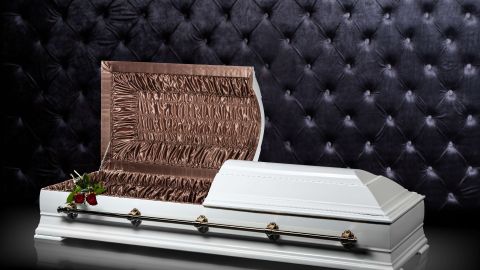 El drama de los cadáveres en Ecuador es tal que algunos no logran llegar ni a la funeraria.