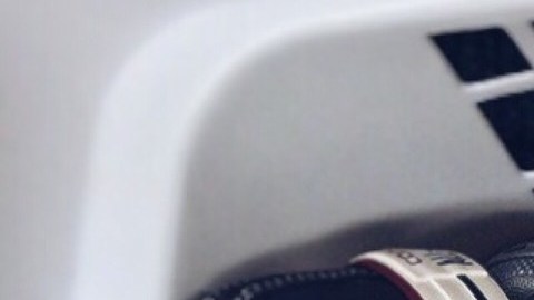 Aunque algunas telas de los zapatos deportivos puedan lavarse en la máquina, aún así puedes dañarlos.