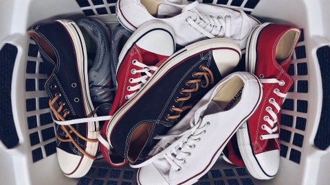 Aunque algunas telas de los zapatos deportivos puedan lavarse en la máquina, aún así puedes dañarlos.