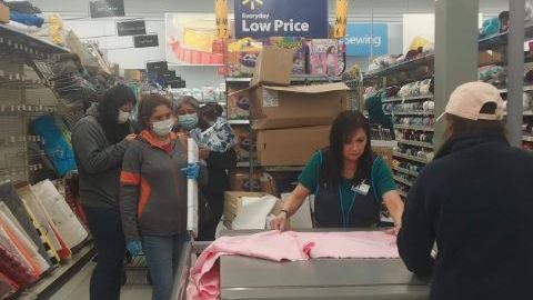 Hacen fila para comprar tela en un Walmart de Houston.