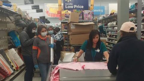 Hacen fila para comprar tela en un Walmart de Houston.