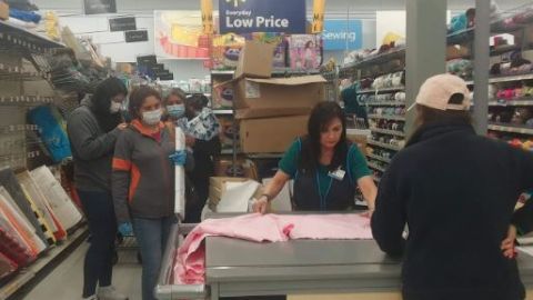 Hacen fila para comprar tela en un Walmart de Houston.