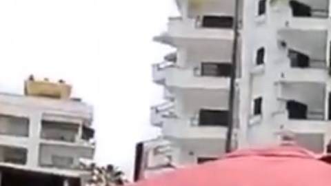 Algunos turistas no respetan la contingencia en las playas mexicanas.