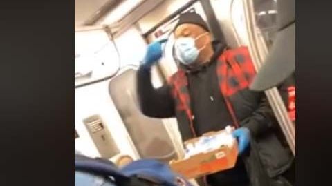 Un vendedor ambulante fue grabado mientras ofrecía mascarillas y guantes para la venta.