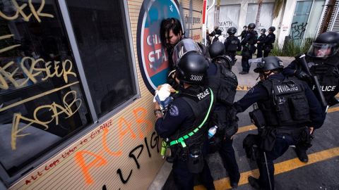 El arresto de un manifestante en el oeste de Los Ángeles.