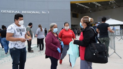 Afuera del hospital, Margarita Hernández (d) recibe en una bolsa las cartas de los familiares . / foto: Manuel Ocaño.